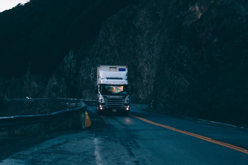 Vrachtwagen op de snelweg